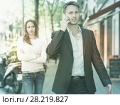 Man ignoring frustrated girl. Стоковое фото, фотограф Яков Филимонов / Фотобанк Лори