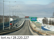 Автомагистраль Москва — Санкт-Петербург (федеральная автомобильная дорога М11). Дорожный указатель на Санкт-Петербург и поворот на автодорогу М10 "Россия" и город Лихославль (2018 год). Редакционное фото, фотограф Щеголева Ольга / Фотобанк Лори