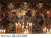 Вечерня в Успенском храме Новодевичьего монастыря в великий пост, фокус на лампаде (2017 год). Редакционное фото, фотограф Дмитрий Неумоин / Фотобанк Лори