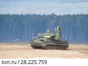 Советский и российский зенитный пушечно-ракетный комплекс SA-19 Grison «Тунгу́ска» (2К22) в движении на Международном военно-техническом форуме "Армия-2017", вид издалека. Московская область, полигон "Алабино" Редакционное фото, фотограф Малышев Андрей / Фотобанк Лори