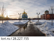 Город Тула. Весенний пейзаж с видом на Свято-Успенский собор и Богоявленский собор (Музей оружия) на территории Тульского кремля освещённый вечернем солнцем (2018 год). Редакционное фото, фотограф Игорь Низов / Фотобанк Лори