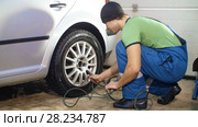 Mechanic checking tire pressure. Стоковое видео, видеограф Илья Шаматура / Фотобанк Лори