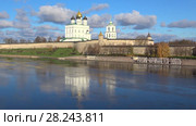 Псковский кремль солнечным октябрьским днем. Псков, Россия (2017 год). Редакционное видео, видеограф Виктор Карасев / Фотобанк Лори