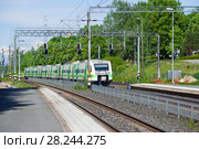 Скоростной электропоезд Sm3 «Pendolino» у железнодорожной  станции Хямеенлинна солнечным летним днем. Финляндия (2017 год). Редакционное фото, фотограф Виктор Карасев / Фотобанк Лори