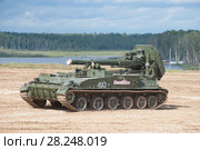 Самоходный советский 240-мм миномёт 2С4 Тюльпан (объект 240) в движении на Международном военно-техническом форуме "Армия-2017". Московская область, полигон "Алабино" Редакционное фото, фотограф Малышев Андрей / Фотобанк Лори