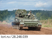 Самоходный советский 240-мм миномёт 2С4 Тюльпан (объект 240) движется по бездорожью на Международном военно-техническом форуме "Армия-2017". Московская область, полигон "Алабино" Редакционное фото, фотограф Малышев Андрей / Фотобанк Лори