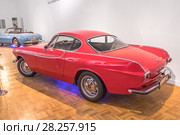 Серийный красный спортивный двухдверный автомобиль Volvo P1800S с кузовом купе, выпускавшийся компанией Volvo Cars в 1963—1970 годах (2018 год). Редакционное фото, фотограф Владимир Сергеев / Фотобанк Лори