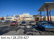 Город Москва. Стоянка перед торговым центром "Капитолий" на Ленинградском шоссе в Москве весенним днём на фоне синего неба (2018 год). Редакционное фото, фотограф Игорь Низов / Фотобанк Лори