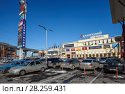 Город Москва. Торговый центр "Капитолий" на Ленинградском шоссе в Москве весенним днём на фоне голубого неба (2018 год). Редакционное фото, фотограф Игорь Низов / Фотобанк Лори