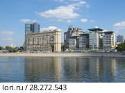Летний вид на Смоленскую набережную в Москве, Россия. Здание посольства Великобритании в России (2017 год). Редакционное фото, фотограф Елена Коромыслова / Фотобанк Лори