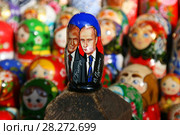 Владимир Путин и Дональд Трамп. Матрешка с изображениями президентов Российской Федерации и США. Продажа сувениров, Москва, Измайловский кремль (2018 год). Редакционное фото, фотограф Щеголева Ольга / Фотобанк Лори