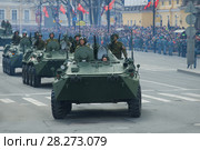 Солдаты российской армии на бронетранспортерах БТР-82А принимают участие в военном параде в честь Дня Победы. Санкт-Петербург (2017 год). Редакционное фото, фотограф Виктор Карасев / Фотобанк Лори