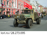 Советский грузовик ЗиС-5 (УралЗИС-5) принимает участие в параде ретротранспорта в честь дня Победы. Санкт-Петербург (2017 год). Редакционное фото, фотограф Виктор Карасев / Фотобанк Лори
