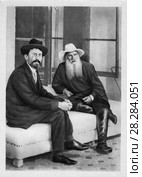 Антон Павлович Чехов и Лев Николаевич Толстой в Ялте. Фотография 1901 г. Стоковое фото, фотограф Маргарита Лир / Фотобанк Лори
