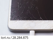 Фрагмент мобильного телефона с разбитым дисплеем. Стоковое фото, фотограф Наталья Гармашева / Фотобанк Лори