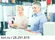 Adults are buying in shop of household appliances juice extracto. Стоковое фото, фотограф Яков Филимонов / Фотобанк Лори