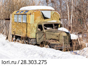 Старый автомобиль-вахтовка застрял в снегу. Стоковое фото, фотограф Евгений Ткачёв / Фотобанк Лори