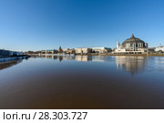 Город Тула. Водный пейзаж с видом на новый музей оружия и Московский индустриальный банк на фоне синего неба. Половодье на реке (2018 год). Редакционное фото, фотограф Игорь Низов / Фотобанк Лори