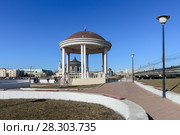 Город Тула. Место отдыха возле ротонда на набережной Упы с видом музей оружия весной (2018 год). Редакционное фото, фотограф Игорь Низов / Фотобанк Лори