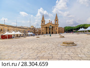 Флориана, Мальта. Площадь и собор Святого Публия (1733 г.). Под площадью находится зернохранилище, видны каменные крышки подземных бункеров. (2016 год). Редакционное фото, фотограф Rokhin Valery / Фотобанк Лори