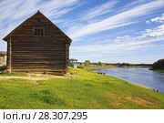 Село Няксимволь, ХМАО - Югра. Старинный купеческий амбар 19 века из лиственницы на берегу Северной Сосьвы (2017 год). Стоковое фото, фотограф Круглов Олег / Фотобанк Лори