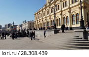 Moscow, Russia - April 14. 2018. The area in front of Leningrad railway station. Редакционное видео, видеограф Володина Ольга / Фотобанк Лори
