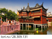 Traditional pavilion in Yu Garden or Yuyuan Garden an extensive Chinese garden located beside the City God Temple in the northeast of the Old City of Shanghai, China. Стоковое фото, агентство BE&W Photo / Фотобанк Лори