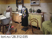 Интерьер старой кухни 1950-х годов (Выставка "Старая квартира" в Музее Москвы) (2018 год). Редакционное фото, фотограф Илюхина Наталья / Фотобанк Лори
