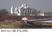 Звонница и купола святой Софии апрельским днем. Кремль Великого Новгорода, Россия (2018 год). Стоковое видео, видеограф Виктор Карасев / Фотобанк Лори