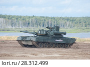 Российский основной газотурбинный боевой танк Т-80У в движении на Международном военно-техническом форуме "Армия-2017" на полигоне "Алабино" в Московской области, вид сбоку. Редакционное фото, фотограф Малышев Андрей / Фотобанк Лори