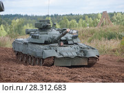 Российский основной газотурбинный танк Т-80У движется сквозь бездорожье на Международном военно-техническом форуме "Армия-2017" на полигоне "Алабино" в Московской области, вид спереди. Редакционное фото, фотограф Малышев Андрей / Фотобанк Лори