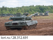 Российский основной газотурбинный боевой танк Т-80У движется по бездорожью на Международном военно-техническом форуме "Армия-2017" на полигоне "Алабино" в Московской области, вид сзади. Редакционное фото, фотограф Малышев Андрей / Фотобанк Лори