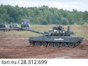 Российский основной газотурбинный танк Т-80У едет по бездорожью на Международном военно-техническом форуме "Армия-2017" на полигоне "Алабино" в Московской области, вид справа. Редакционное фото, фотограф Малышев Андрей / Фотобанк Лори
