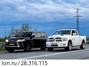 Lexus LX570 and Dodge Ram 1500 (2017 год). Редакционное фото, фотограф Art Konovalov / Фотобанк Лори