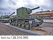 КВ-2 — советский тяжёлый штурмовой танк начального периода Великой Отечественной войны. На открытой площадке музея военной техники «Боевая слава Урала». Верхняя Пышма. Свердловская область (2018 год). Редакционное фото, фотограф Сергей Афанасьев / Фотобанк Лори