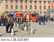 Fire trucks, police and rescue vehicles on Gustav Adolfs torg (square). People evacuated from Ministry of Foreign Affairs. Stockholm (2018 год). Редакционное фото, фотограф Валерия Попова / Фотобанк Лори