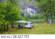 Счастливые мужчина и женщина на берегу реки. Стоковое фото, фотограф Акиньшин Владимир / Фотобанк Лори