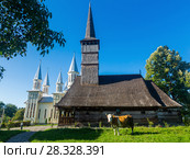 Old and new church in Remetea Chioarului , Romania (2017 год). Стоковое фото, фотограф Яков Филимонов / Фотобанк Лори