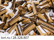 Background - a messy heap of chopped logs lightly covered with fallen and melting snow. Стоковое фото, фотограф Евгений Харитонов / Фотобанк Лори