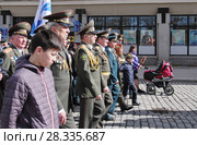 День Победы в Выборге. Выборгская общественная организация ветеранов в праздничной колонне (2017 год). Редакционное фото, фотограф Илюхина Наталья / Фотобанк Лори