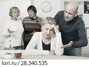 Mature man is apologizing to girlfriend for quarrel. Стоковое фото, фотограф Яков Филимонов / Фотобанк Лори