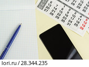 Блокнот, шариковая ручка, смартфон и календарь. Составление планов. Стоковое фото, фотограф Наталья Гармашева / Фотобанк Лори