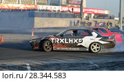 Гоночный автомобиль команды TRxLHxD дрифтует на треке около СКК на выставке Мир Автомобиля (2017 год). Редакционное фото, фотограф Максим Мицун / Фотобанк Лори