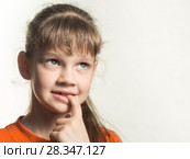 Портрет застенчивой девочки с пальцем во рту, задумчиво посмотревшей вверх. Стоковое фото, фотограф Иванов Алексей / Фотобанк Лори