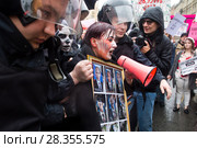 Участники первомайской демонстрации. Партия мёртвых. Задержание активистки Варвары Михайловой с плакатом с портретами Путина.  Санкт-Петербург. (2018 год). Редакционное фото, фотограф Евгений Кашпирев / Фотобанк Лори