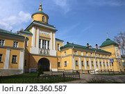 Надвратная церковь Митрофана, епископа Воронежского, и корпуса богадельни весной. Покровский Хотьковский женский монастырь. Московская область, город Хотьково, Сергиево-Посадский район (2018 год). Стоковое фото, фотограф Алексей Гусев / Фотобанк Лори