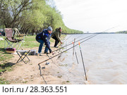 Рыбак ловит рыбу на берегу реки "Кривой бузан" весенним днём. Красный Яр. Астраханская область (2018 год). Редакционное фото, фотограф Игорь Низов / Фотобанк Лори