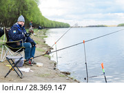 Рыбак ловит рыбу на берегу реки "Кривой бузан" весной. Красный Яр. Астраханская область (2018 год). Редакционное фото, фотограф Игорь Низов / Фотобанк Лори