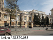 Москва, ржавый советский автомобиль у здания центрального банка РФ на Неглинной улице (2018 год). Редакционное фото, фотограф Дмитрий Неумоин / Фотобанк Лори
