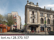 Москва, Неглинная улица, дом 14 с видом на Звонарский переулок (2018 год). Редакционное фото, фотограф Дмитрий Неумоин / Фотобанк Лори